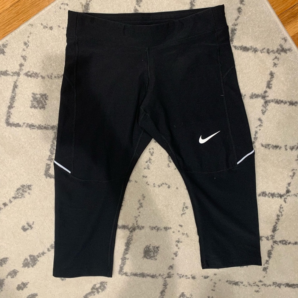 NWT medium Nike crop running leggings